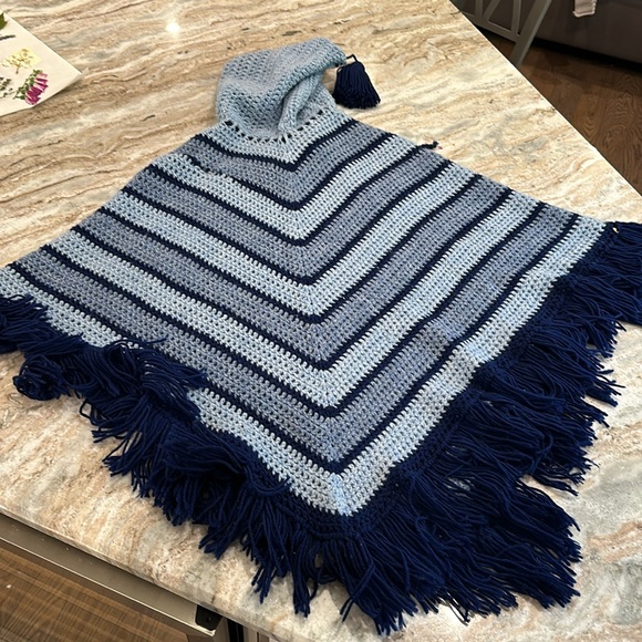 70's Crochet Poncho - Picture 2 of 9